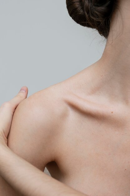 Симптомы сыпи между грудей